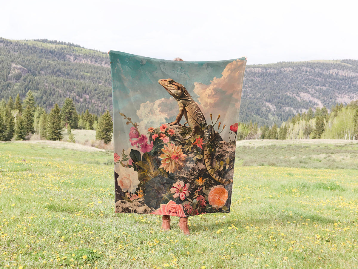 a blanket with a picture of a lizard on it